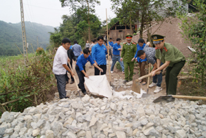 Đoàn thanh niên Công an tỉnh phối hợp với Thành đoàn Hòa Bình tu sửa đường cho nhân dân xóm Đậu Khụ, xã Thống Nhất.